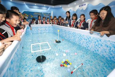3D海洋牧场、水下机器人、深海探测船…这群小学生在蓝谷海洋科技馆逛嗨了