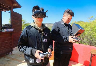 飞手集结，游客喝彩！红叶柿岩这要干啥？