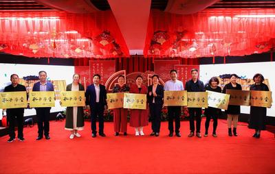 胶州31家孔子学堂集体授牌，孔子六艺园举行“孔子学堂”授牌仪式  