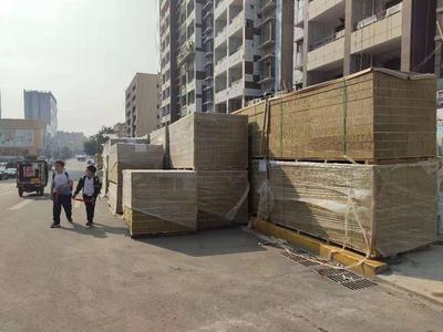 回头看 | 工地“霸道”马路成“仓库”，记者回头看情况愈演愈烈    