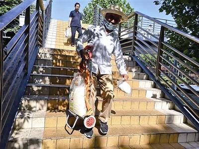 圆桌话题 | 天桥“适老化改造”：须过几道关？ 