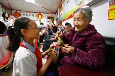 这样的粽子吃着很暖心！学生巧手制作献给敬老院