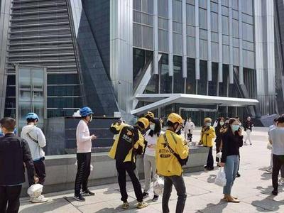 美团回应“外卖小哥没帮顾客扔垃圾遭差评”：已为其剔除差评