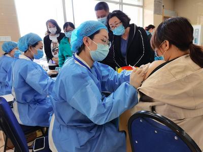 新冠疫苗第二针比第一针疼？专家：没科学依据，属个体差异