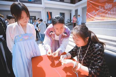 汉服秀、香囊制作、编绳…端午临近，来体验非遗民俗吧！