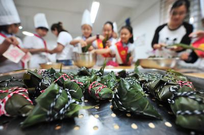 这样的粽子吃着很暖心！学生巧手制作献给敬老院