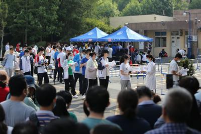 孩子走进考场后，微笑的妈妈忽然落泪了……2021高考青岛考点实拍