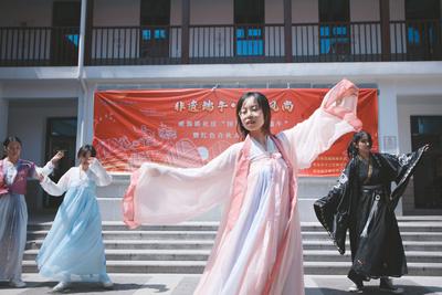 汉服秀、香囊制作、编绳…端午临近，来体验非遗民俗吧！