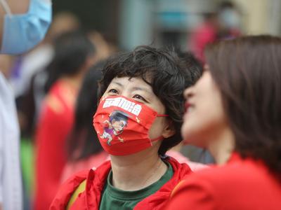 高考第二天 | 真暖！穿红衣、爱的抱抱……送考老师组团花式应援