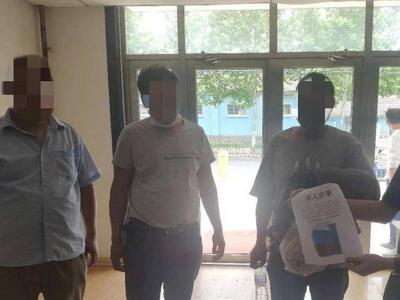 离家走失独行百余里， 民警靠打印传单一路打听找到他