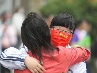 高考第二天 | 真暖！穿红衣、爱的抱抱……送考老师组团花式应援