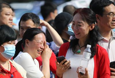 孩子走进考场后，微笑的妈妈忽然落泪了……2021高考青岛考点实拍