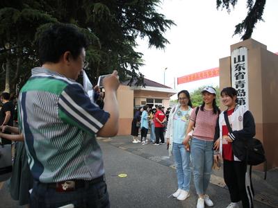 你自信的样子真好看！明天继续！实拍走出高考考场的考生