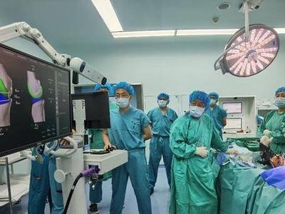手术精度达到亚毫米级，山东首例Mako机器人全膝关节置换术在青实施