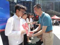 青岛市首届高校社团大赛上半年赛事颁奖典礼举行，70名学生现场受到表彰