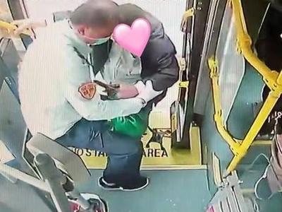 青岛两位公交驾驶员行车中突然下车，却获得乘客点赞，这是为何？