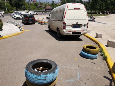 记者在现场|车辆乱停 这处消防通道“不通”