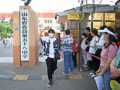 你自信的样子真好看！明天继续！实拍走出高考考场的考生