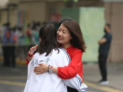 高考第二天 | 真暖！穿红衣、爱的抱抱……送考老师组团花式应援