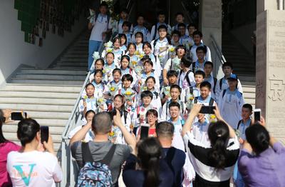 让我们以青春的名义说再见，青岛第二实验初中举行毕业礼