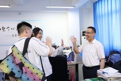 带上殷殷嘱托，超银学子向母校道别……