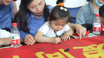 萌娃过节新创意！“六一”上机车车头瞧瞧