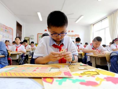 体验传统节日习俗，感受传统文化之美！这所学校让学生提前感受端午节氛围