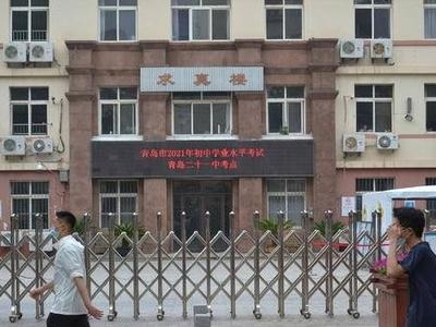 中考考前一天，少数考生和家长淡定看考点，提前熟悉路线