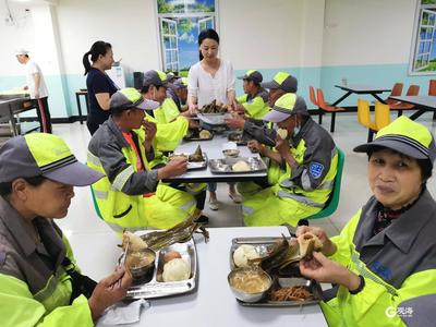 “粽香浓情 与爱同行”！端午节前夕，环卫工人吃上了暖心粽