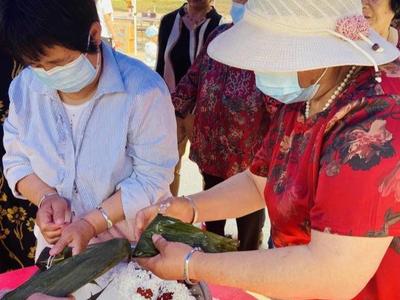 河套街道河源社区开展包粽子比赛