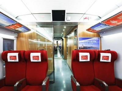 “青岛高度”遇上“中国速度”，“青岛国信海天中心号”高铁巡游37城
