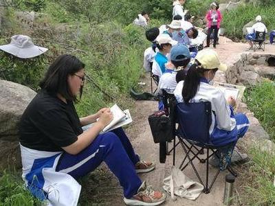 聋校学生崂山写生，在山水间训练色彩感知能力