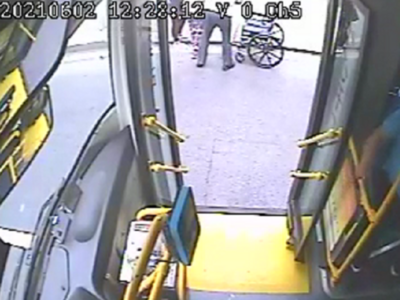老人摔下轮椅，乘客背包遗落在车上……青岛这两位公交驾驶员的反应亮了！