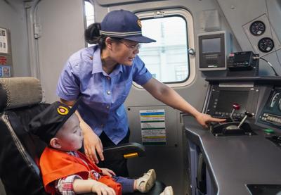 萌娃过节新创意！“六一”上机车车头瞧瞧