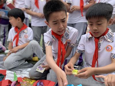虎小学子用一场别开生面的爱心义卖活动来庆祝自己的节日