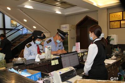 突查后厨，发现“小强”！这样的问题居然出现在知名大酒店