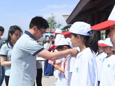 青岛知名景区迎来一批“娃娃”志愿讲解员