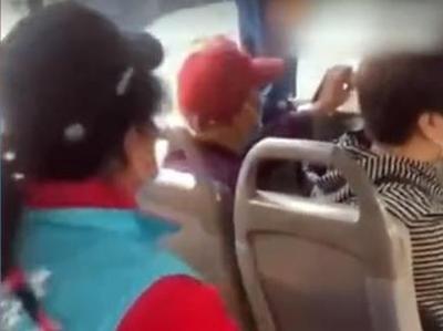 北京一63岁女子在公交车上使用歧视性语言谩骂他人，警方：已拘留