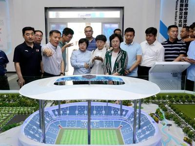 2023年亚洲杯组委会来青考察，期待青春足球场如期交付使用