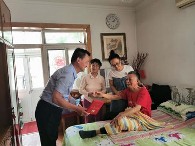 把温暖送到老党员心中——青岛调查队七一前夕走访慰问老党员 