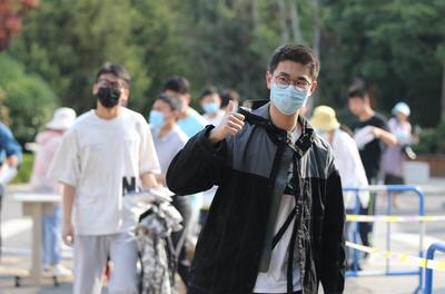 孩子走进考场后，微笑的妈妈忽然落泪了……2021高考青岛考点实拍