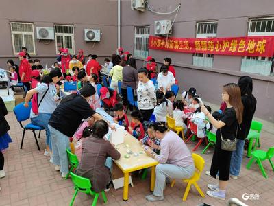 生活废弃物变废为宝，在儿童手中化身艺术品！这个区组织的手工创意集市受青睐