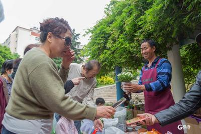 爱心助农！林农渔产品家门口新鲜购，还免费发放鲜花种！
