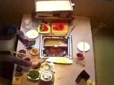 男子在海底捞自导自演吃出蟑螂并向商家索赔，警方：已行拘