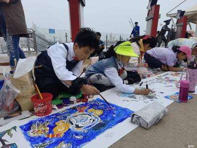 百余名中小学生百米长卷作画，青岛市第七届中小学海洋节启动