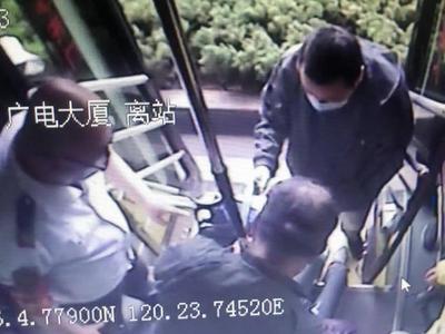老人在公交车上突发心脏病倒地，驾驶员热心伸援手！