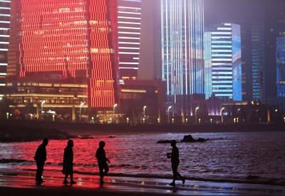 端午假期，岛城市民雾里观城