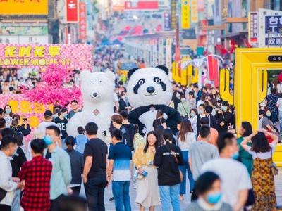 美食集结、巡游演出、网红打卡…...青岛步行街开启夏日高光时刻