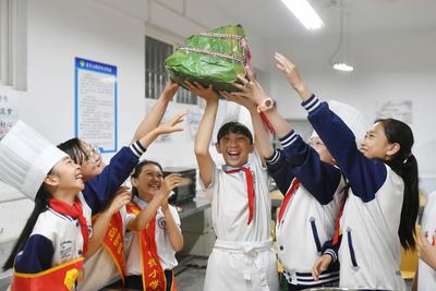 这样的粽子吃着很暖心！学生巧手制作献给敬老院