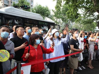 你自信的样子真好看！明天继续！实拍走出高考考场的考生